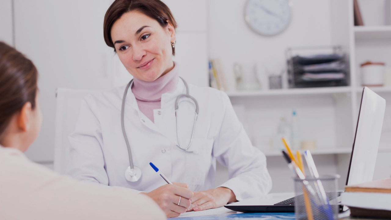 Médica e paciente. Imagem simboliza o pós-atendimento na clínica médica.