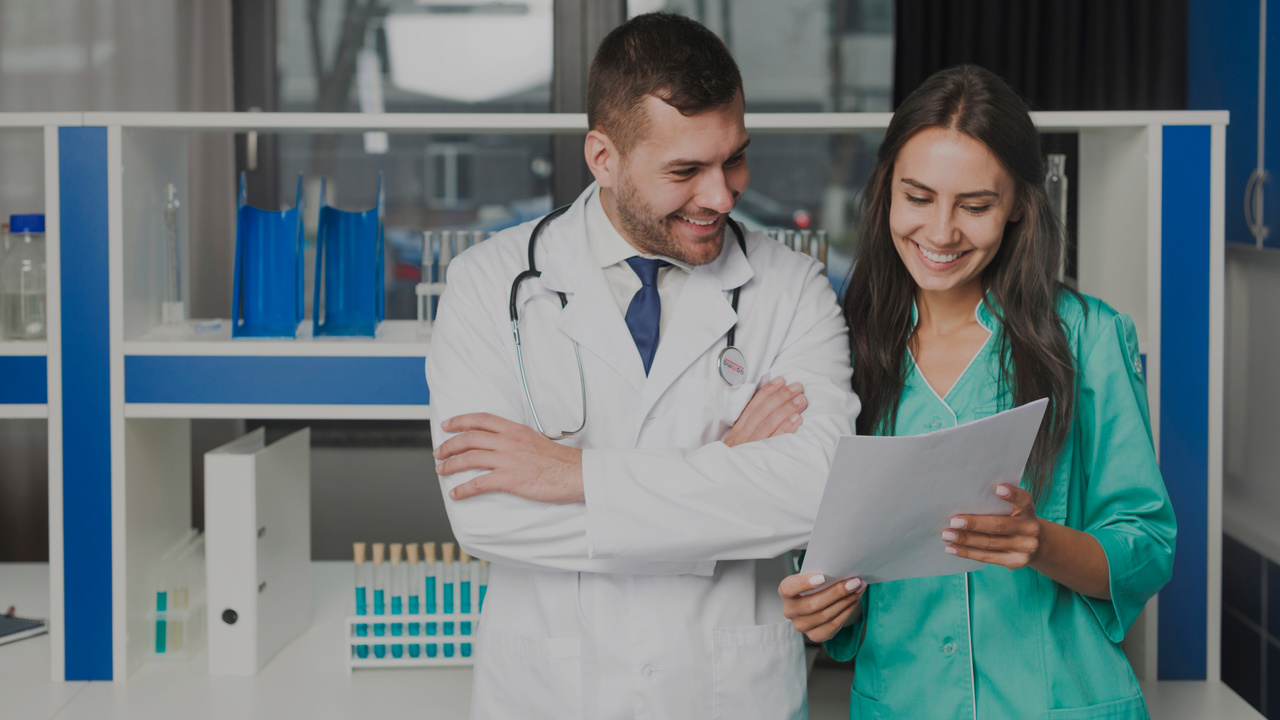 Médicos sorrindo. Imagem simboliza o trabalho de faturamento de planos de saúde feito com sucesso.