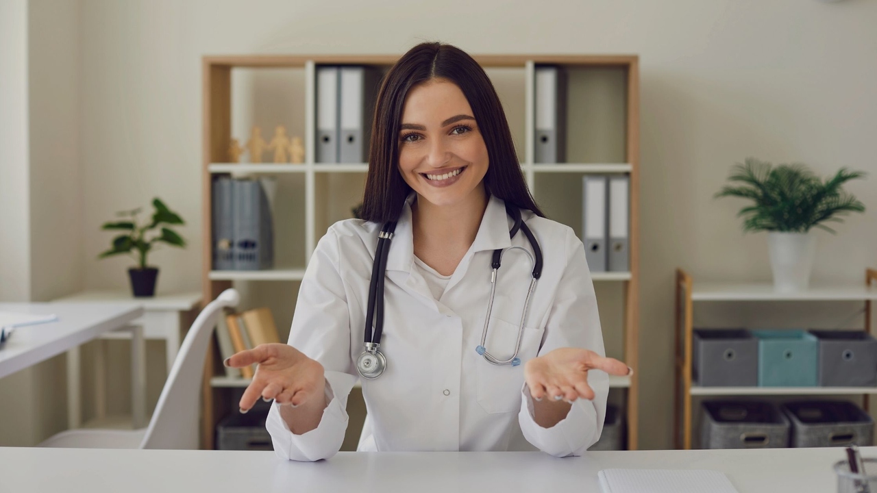 Médica em consultório chamando paciente. Imagem simboliza a falta na consulta médica.