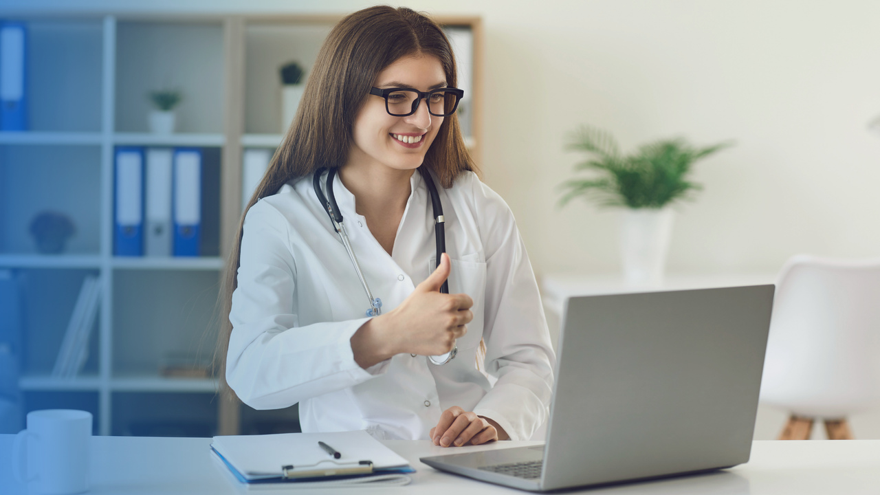 Médica atendendo paciente pelo computador. Imagem simboliza as mudanças no setor de saúde durante a pandemia.