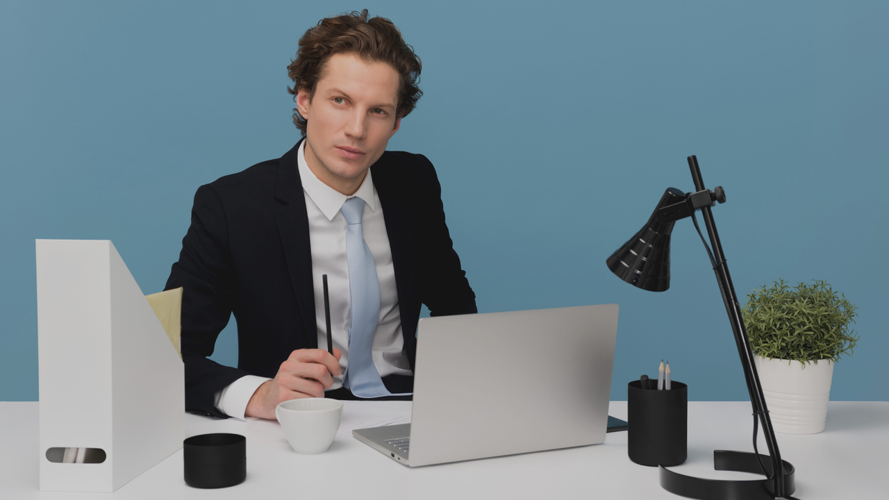 Homem em frente ao computador. Imagem simboliza que está trabalhando com a tabela Simpro em clínicas médicas.