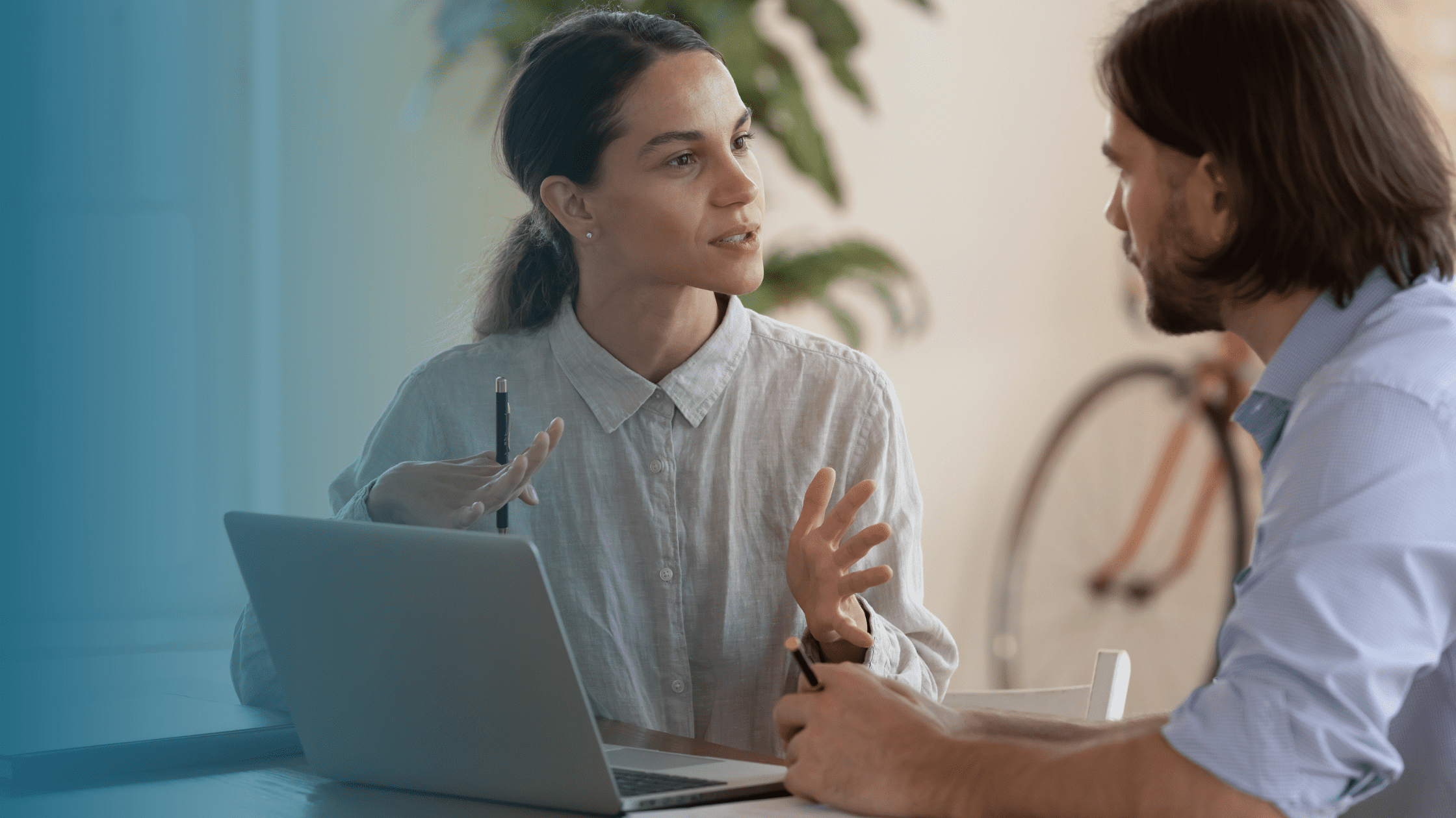 Dois profissionais conversando, uma mulher e um homem. Imagem simboliza que são faturistas trabalhando com o Validador TISS.