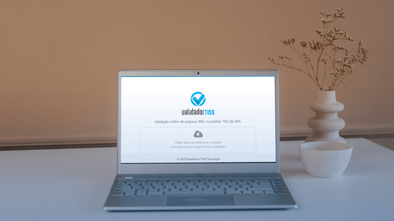 Notebook com a tela fixada no sistema Validador TISS. Imagem simboliza o uso da plataforma para validar o Monitoramento TISS.