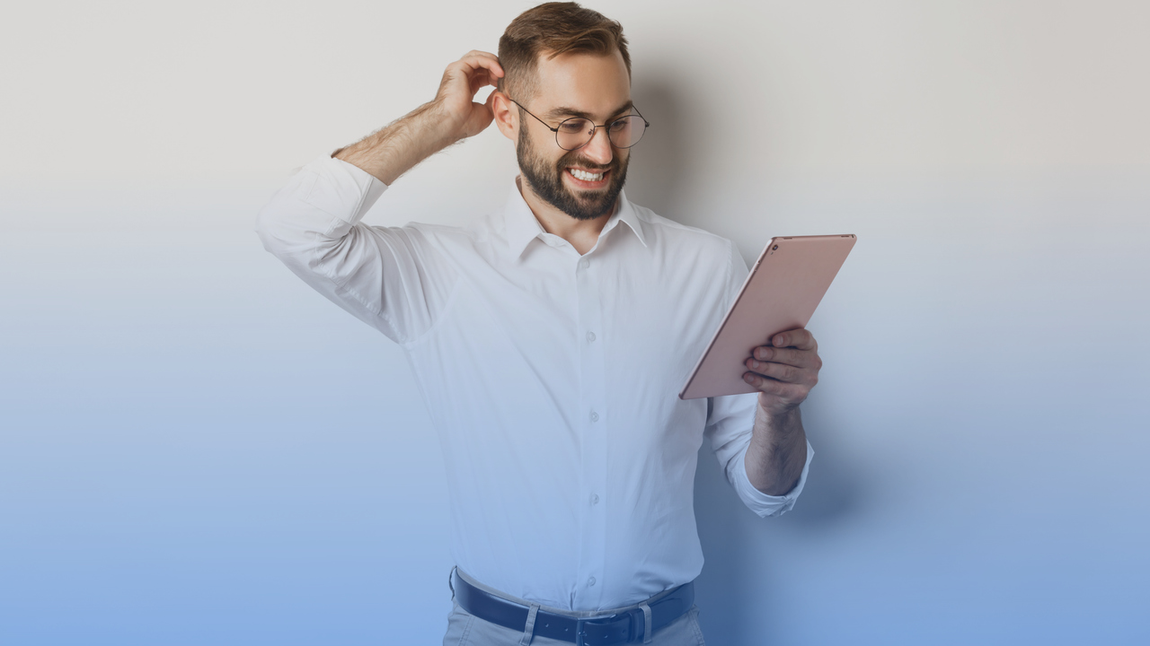 Homem segurando tablet. Imagem simboliza que ele está entendendo como resolver as glosas e o faturamento indevido.